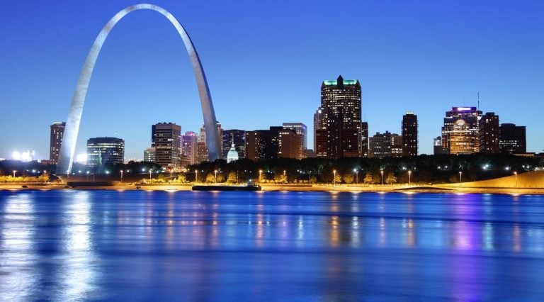 Night view of the arch in the St. Louis skyline