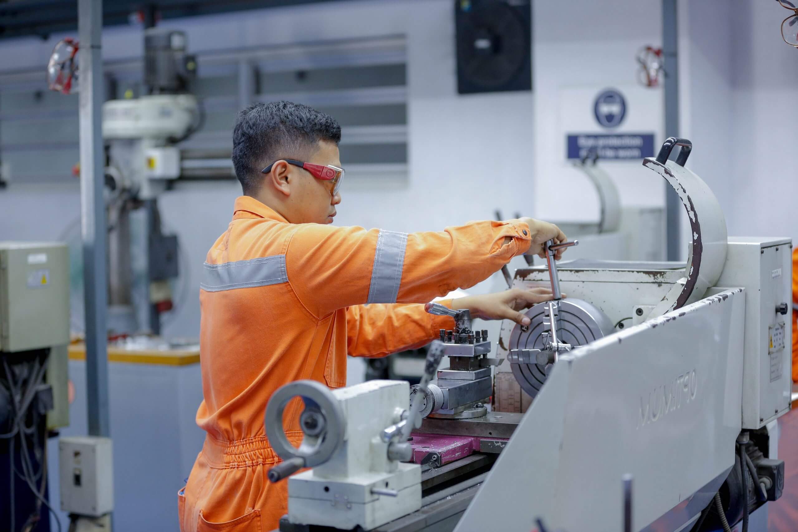 Step-by-Step Instructions for Transporting a Lathe Machine