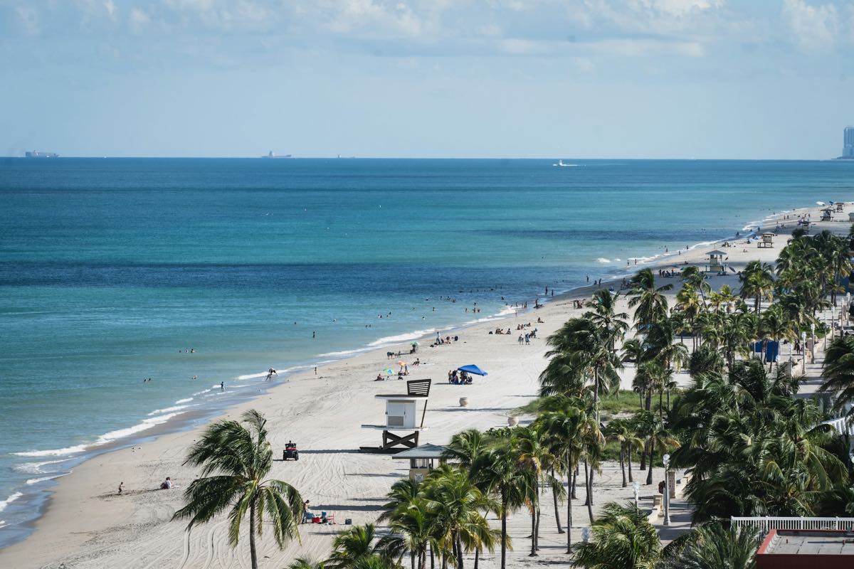 Exploring Hollywood, FL: Demographic Insights and Community Life