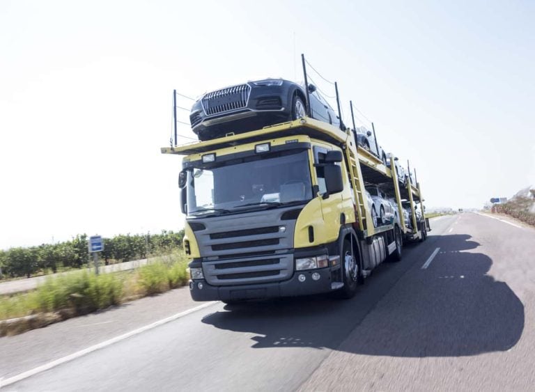 Articulated truck for transporting cars by road