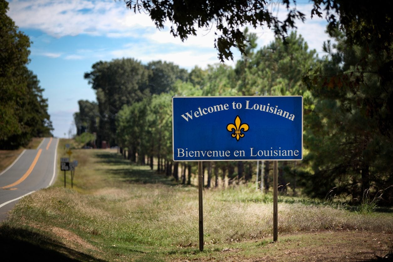 Welcome to Louisiana state line sign in English and French
